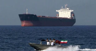 صحيفة سعودية: تحركات مشبوهة لسفن إيرانية قبالة السواحل اليمنية